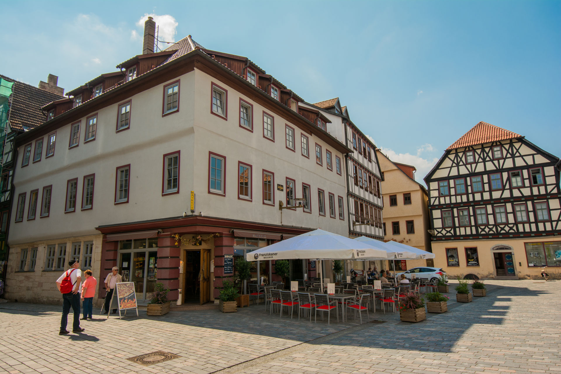 Das MAYKEL⁠´S am Lutherplatz in Schmalkalden, daneben die Fachwerkhäuser der Altstadt